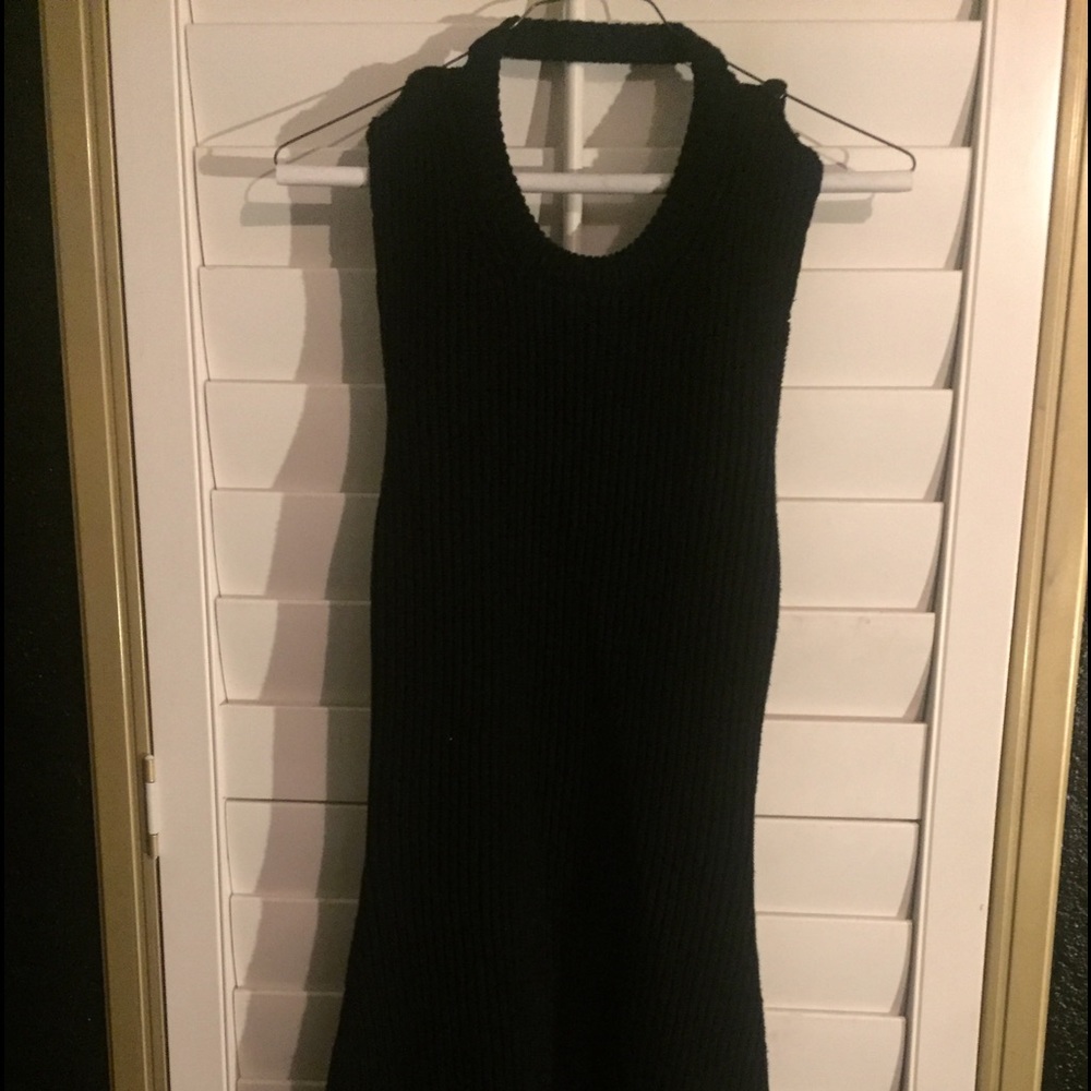 Knit sleeveless black dress