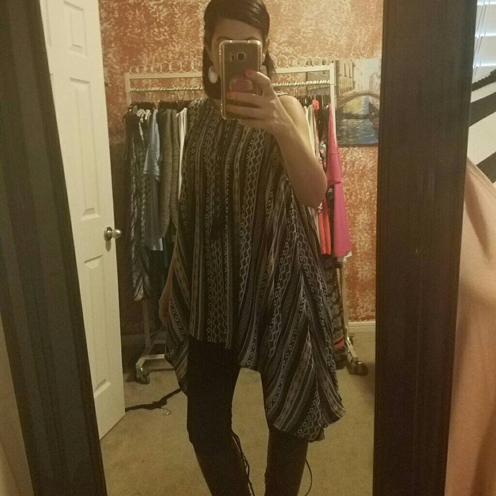 🔴SOLD🔴Can't unsee this tunic top. - Picture 3 of 8