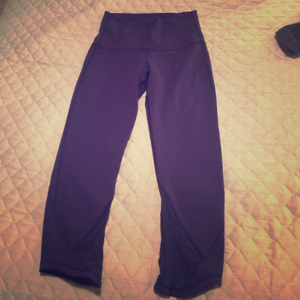 Lululemon crops with mesh panel.