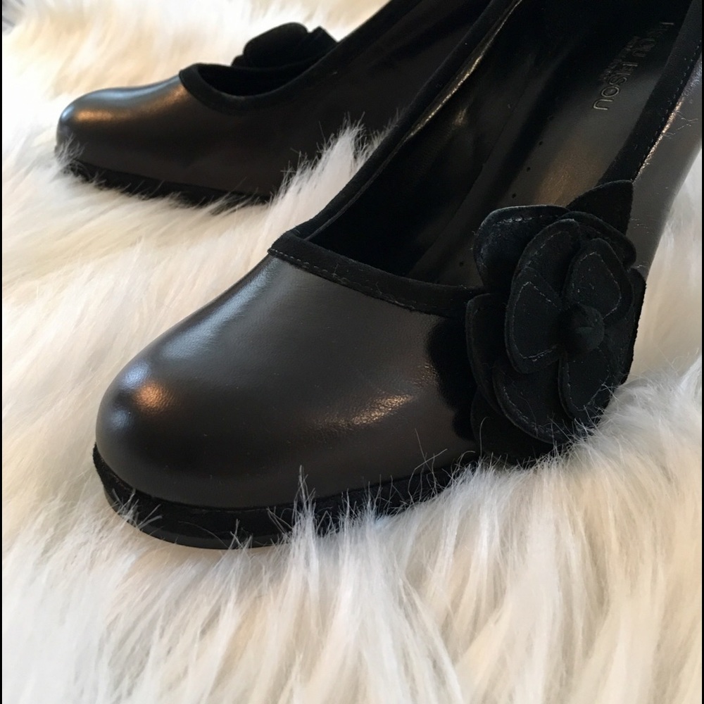 👠Classic Heel with Flower Accent👠 - Picture 2 of 2