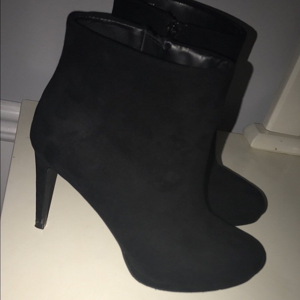 Stunning black heels