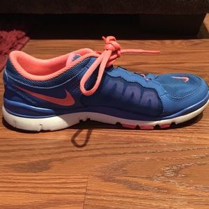 Women's shoes in good condition . Nike size 9