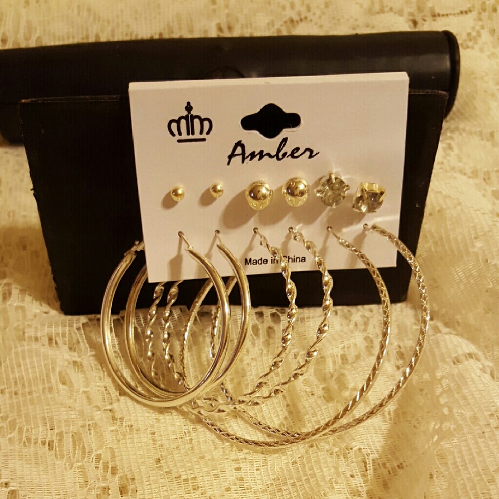 Silvertone Silver/stud earrings