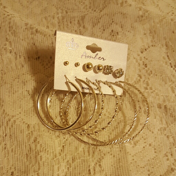 Silvertone Silver/stud earrings - Picture 2 of 2