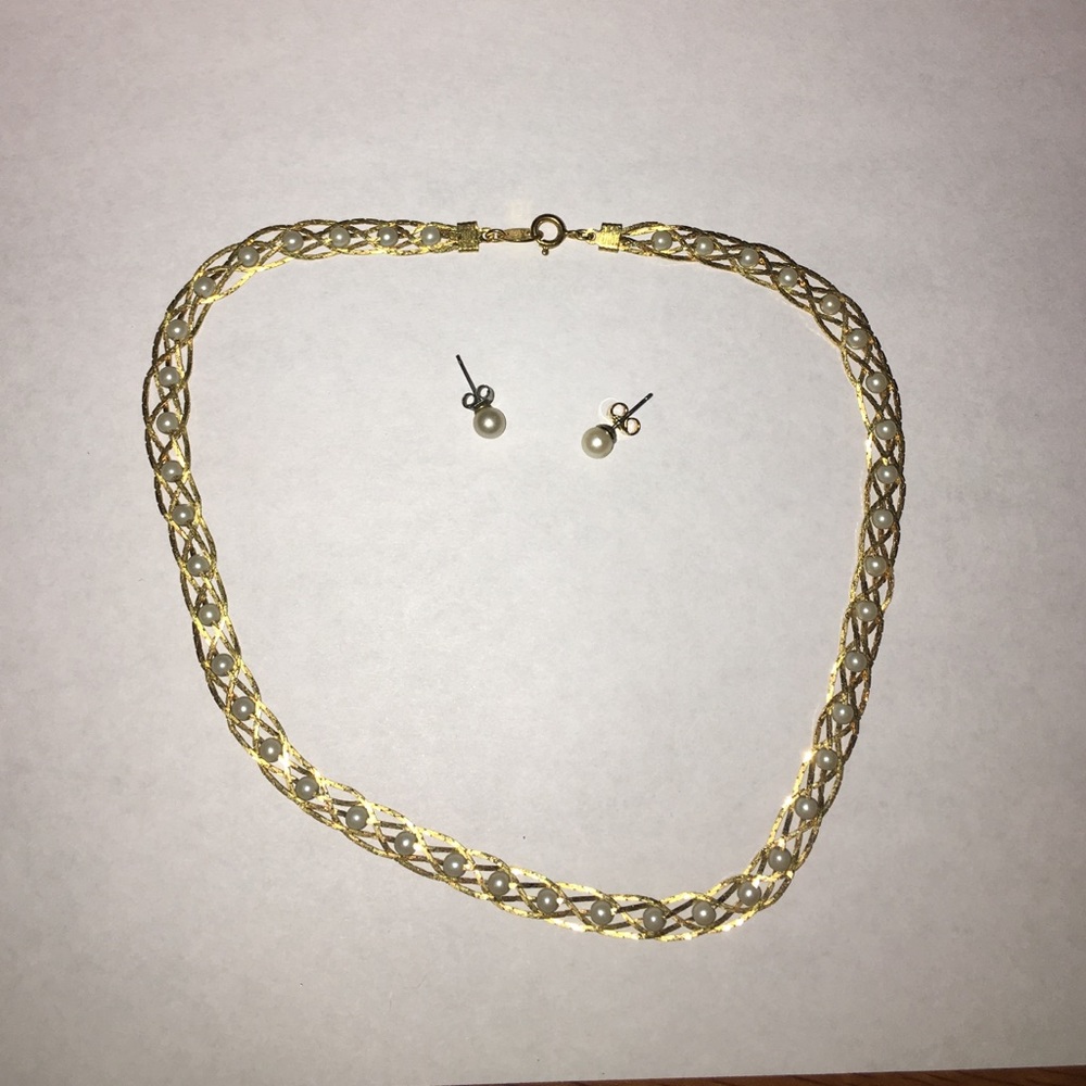 Gold necklace with pearls and pearl earrings