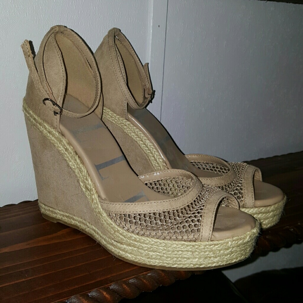 Elle wedges