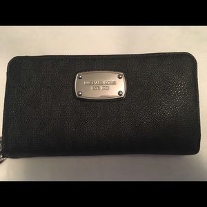 Michael Kors Jet Set Wristlet