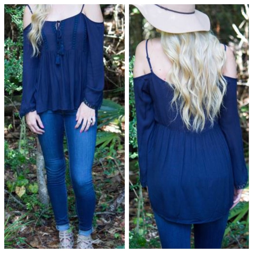 Brand New Cold Shoulder Top 💙