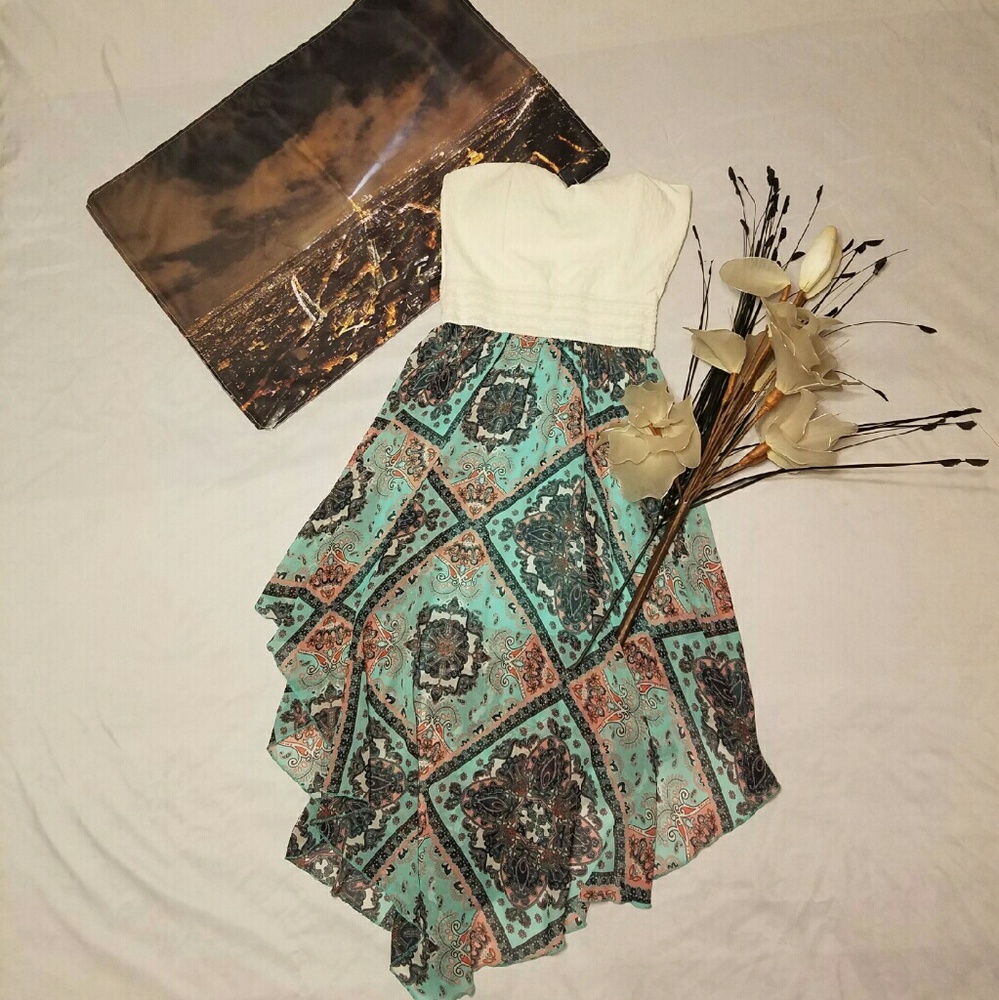 Pretty strapless summer dress.