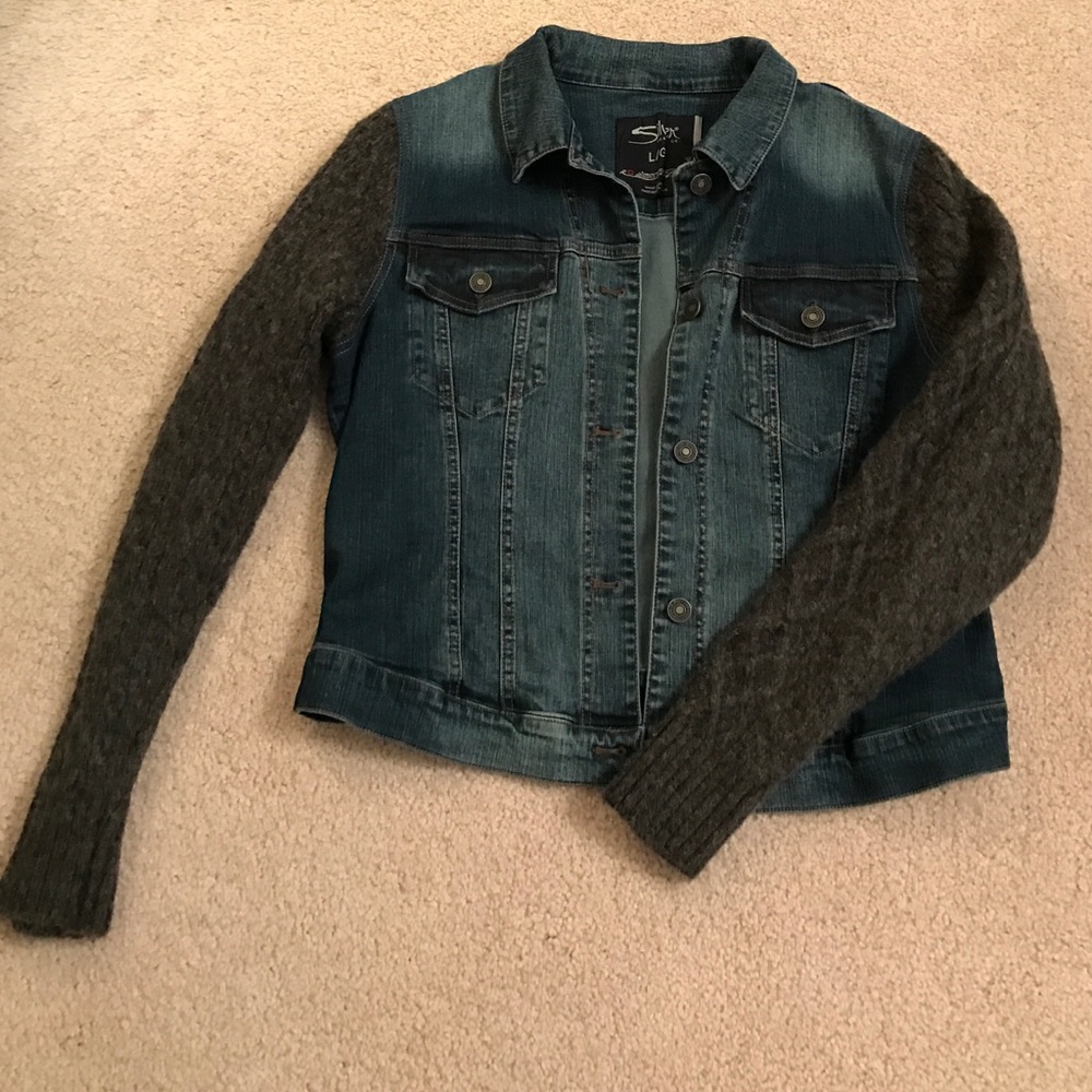 EUC Silver jean jacket with sweater sleeves