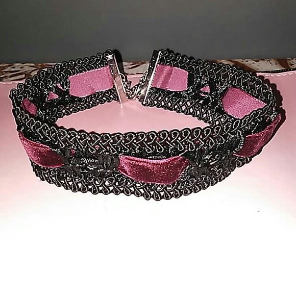 BLACK CROCHET & RED VELVET CHOKER - Picture 2 of 2