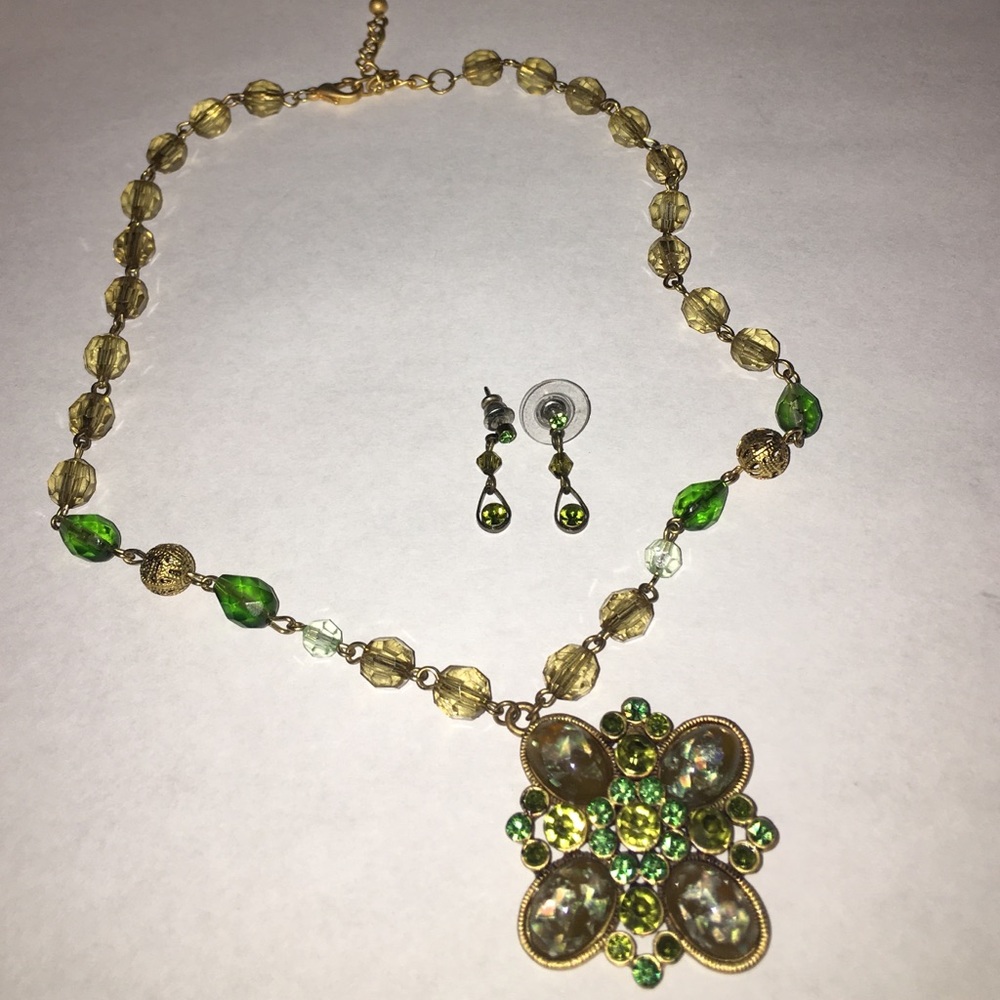 bead necklace with flower pendant