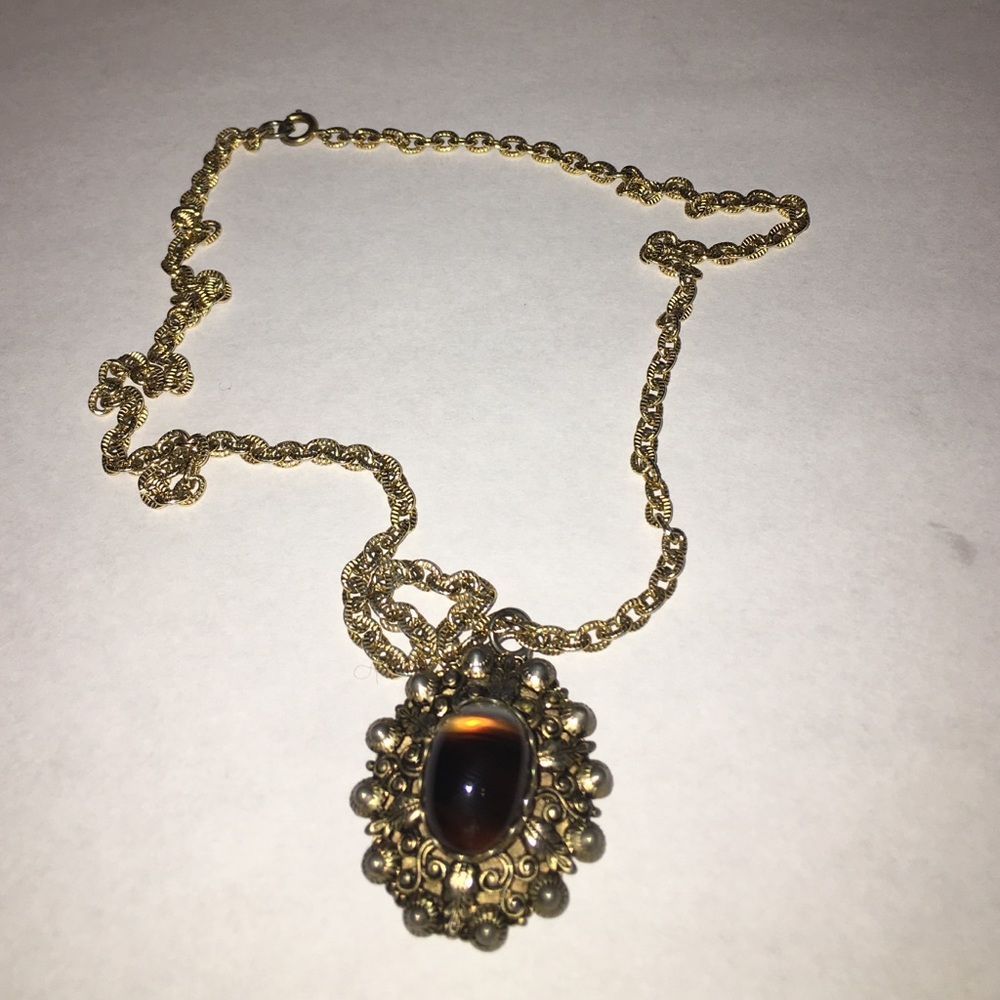 gold chain necklace with pendant