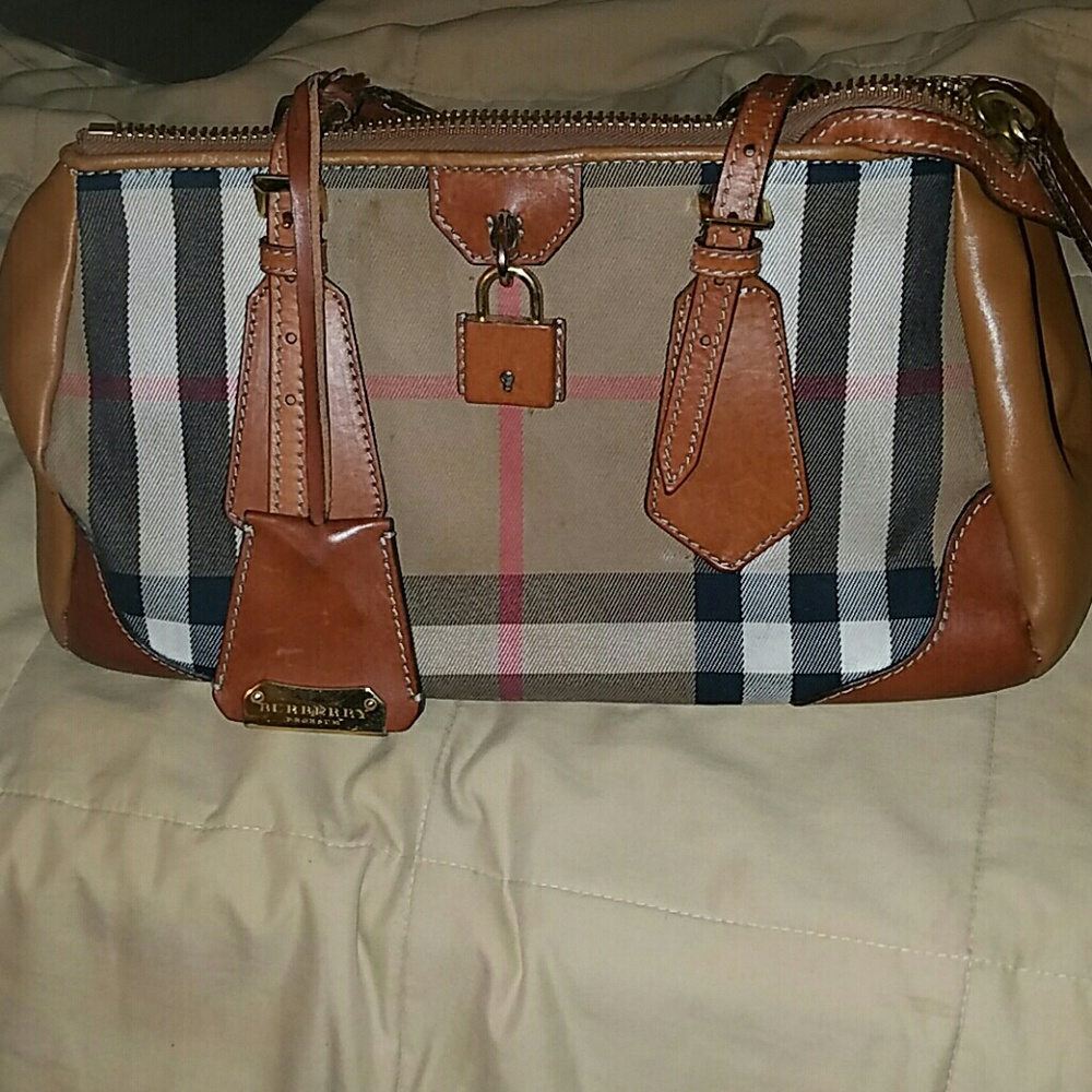 Burberry Blaze House Vheck  (AUTHENTIC)