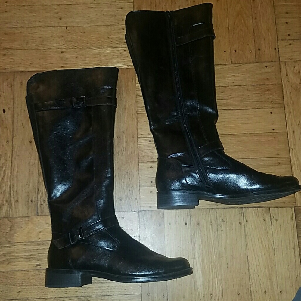 Womens black Aerosoles boots, very comfortable.