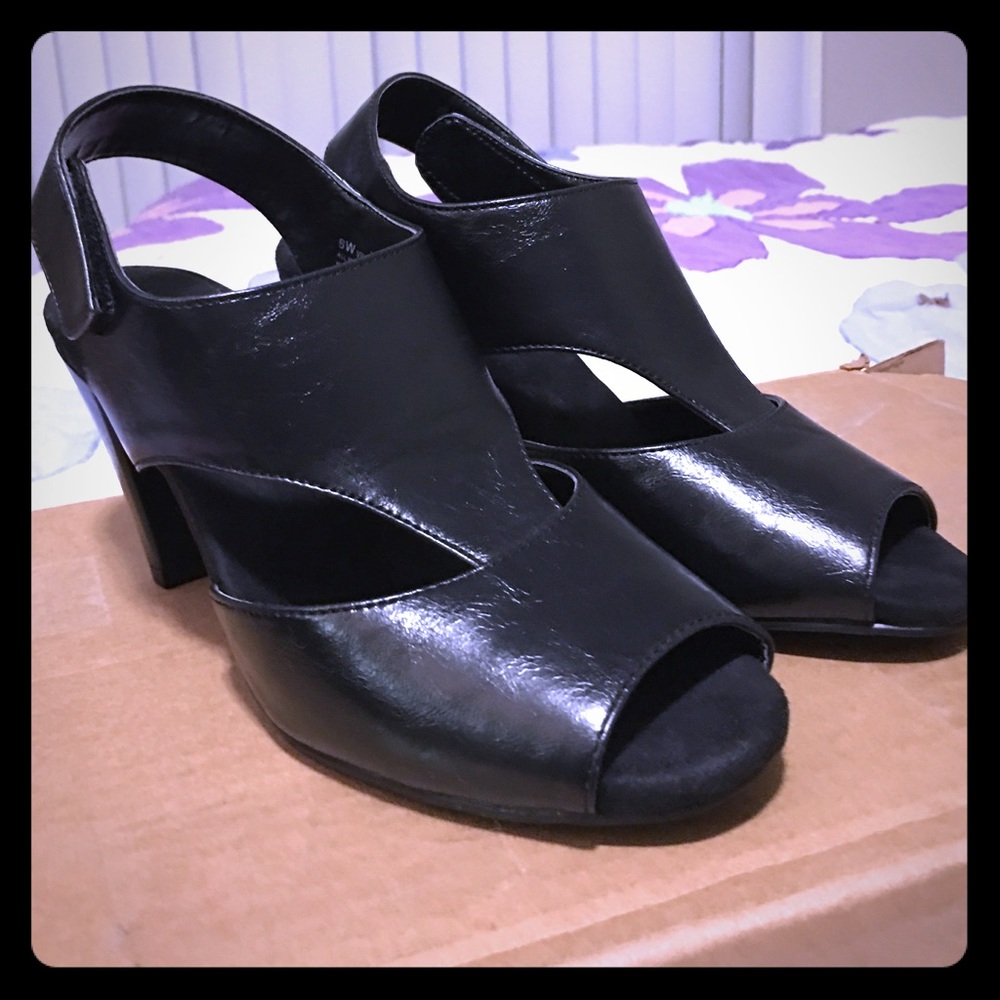 Aerosoles Vivrance. Black Heels Size 8W.