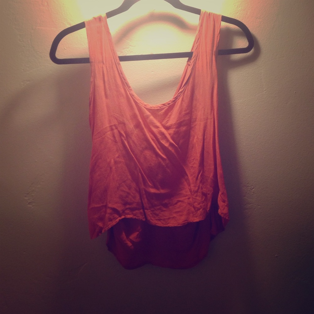 Crop top w Peek-a-boo back