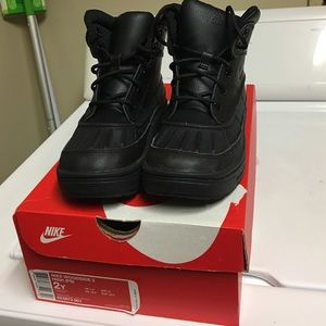 Youth Size 2 Nike Woodside High Boots
