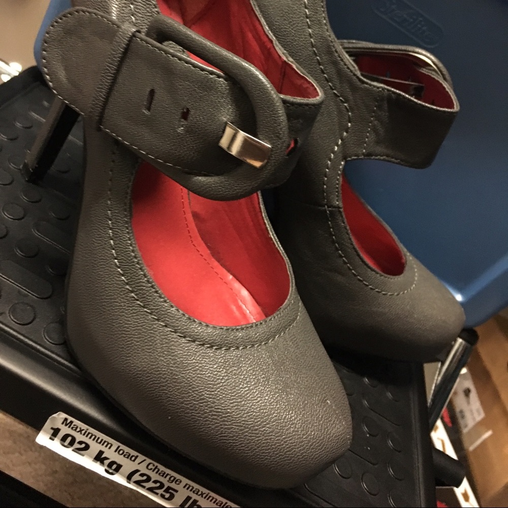 Gray pumps