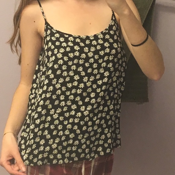 SUPER CUTE black and daisy top! - Picture 2 of 3