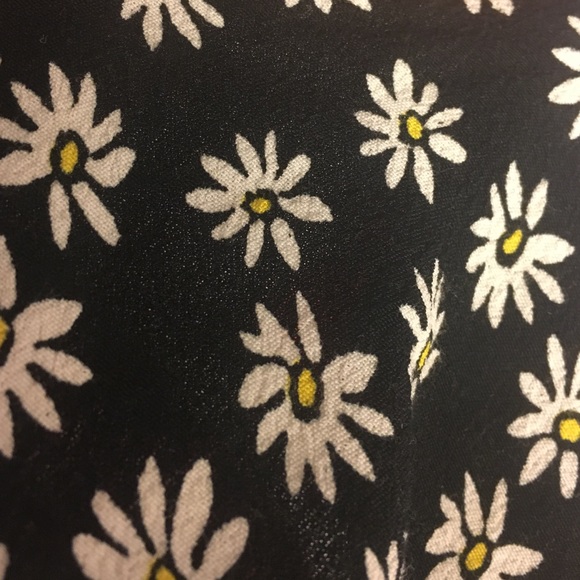 SUPER CUTE black and daisy top! - Picture 3 of 3