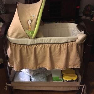 Great condition giraffe print bassinet