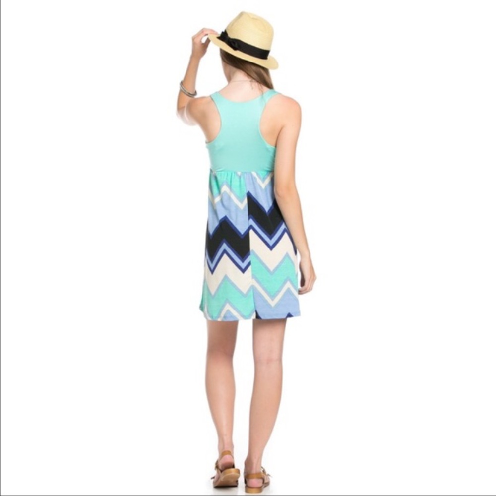 👗Sleeveless Chevron Dress👗 - Picture 4 of 4