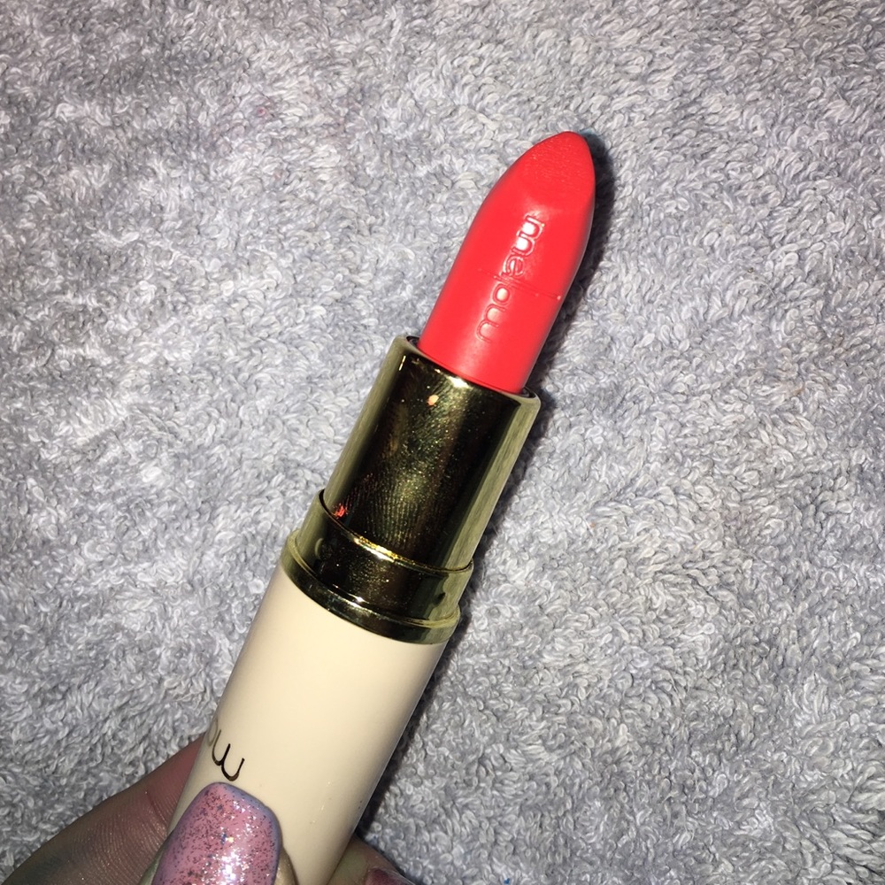 Mellow Lipstick in "Electro".