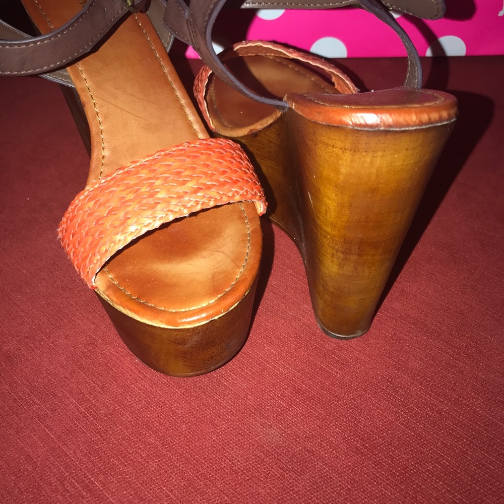 Brown/orange wedges
