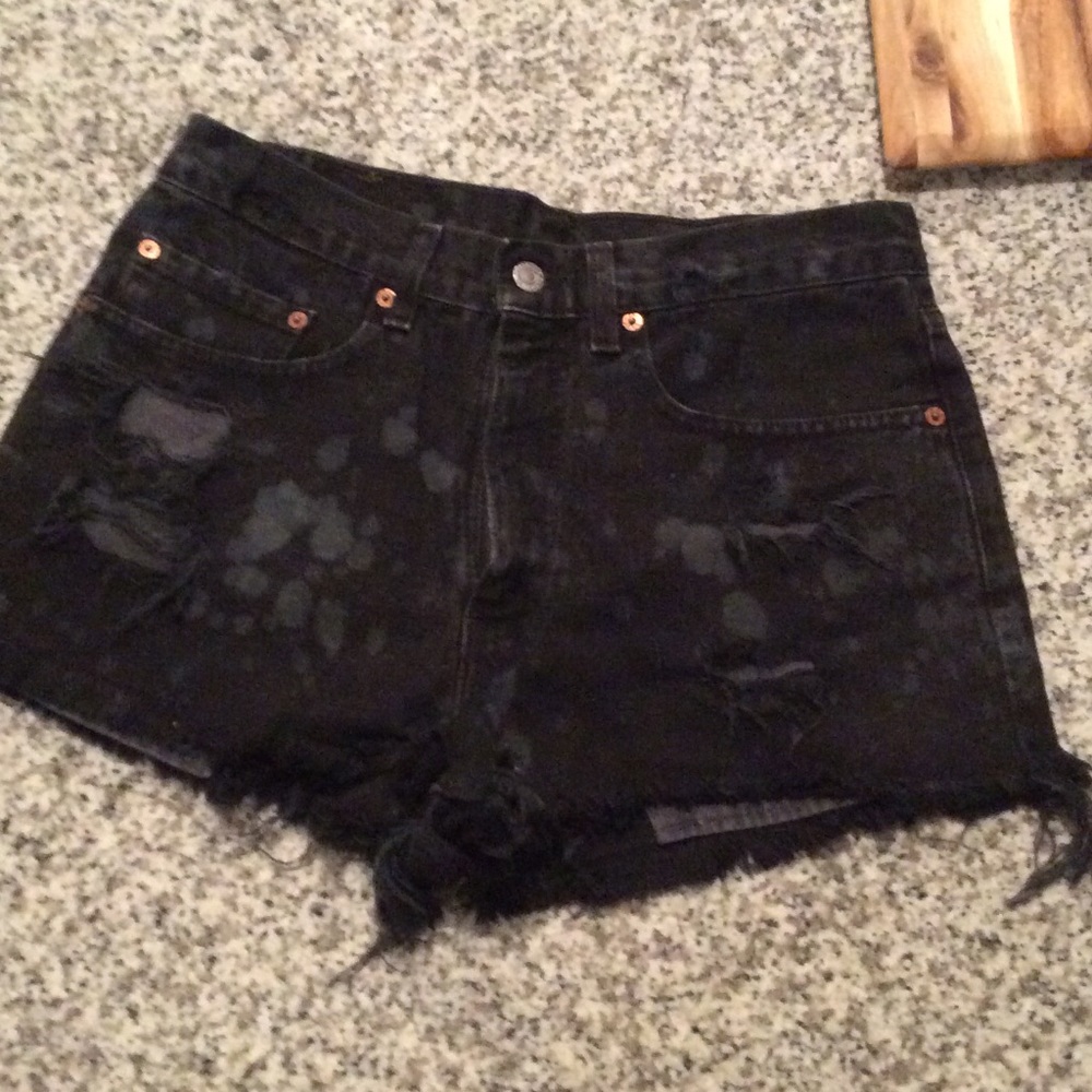 🖤Distressed Levi's high waisted shorts🖤
