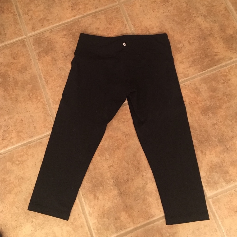 Lululemon wonder under crops size 8 black