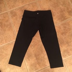 Lululemon wonder under crops size 8 black