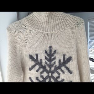 GAP TURTLENECK SNOWFLAKE SWEATER