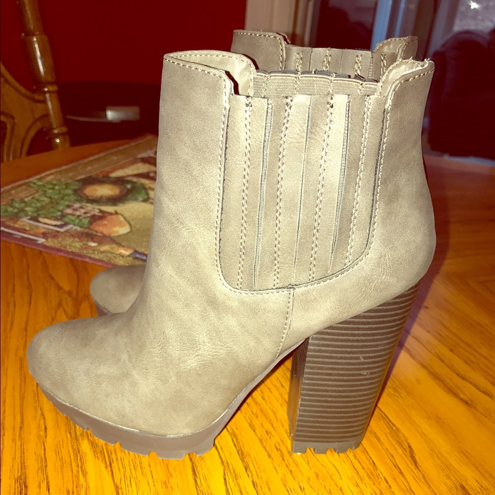 CUTE grey heel booties!