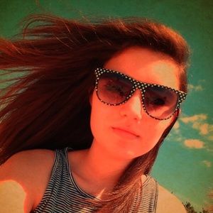 Meet your Posher, Elise