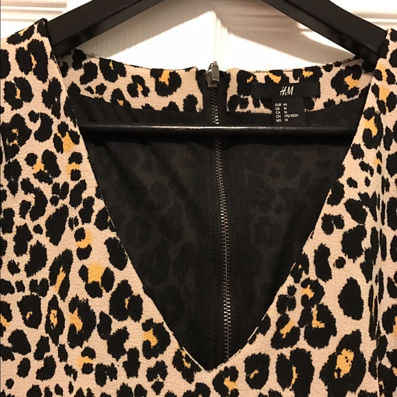 V neck leopard print dress. - Picture 2 of 3