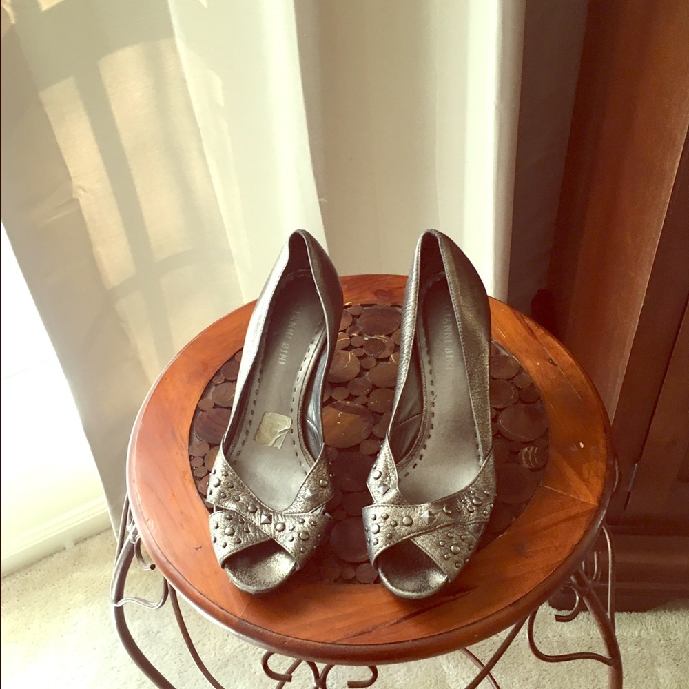 Gianni Bini peep toe pump