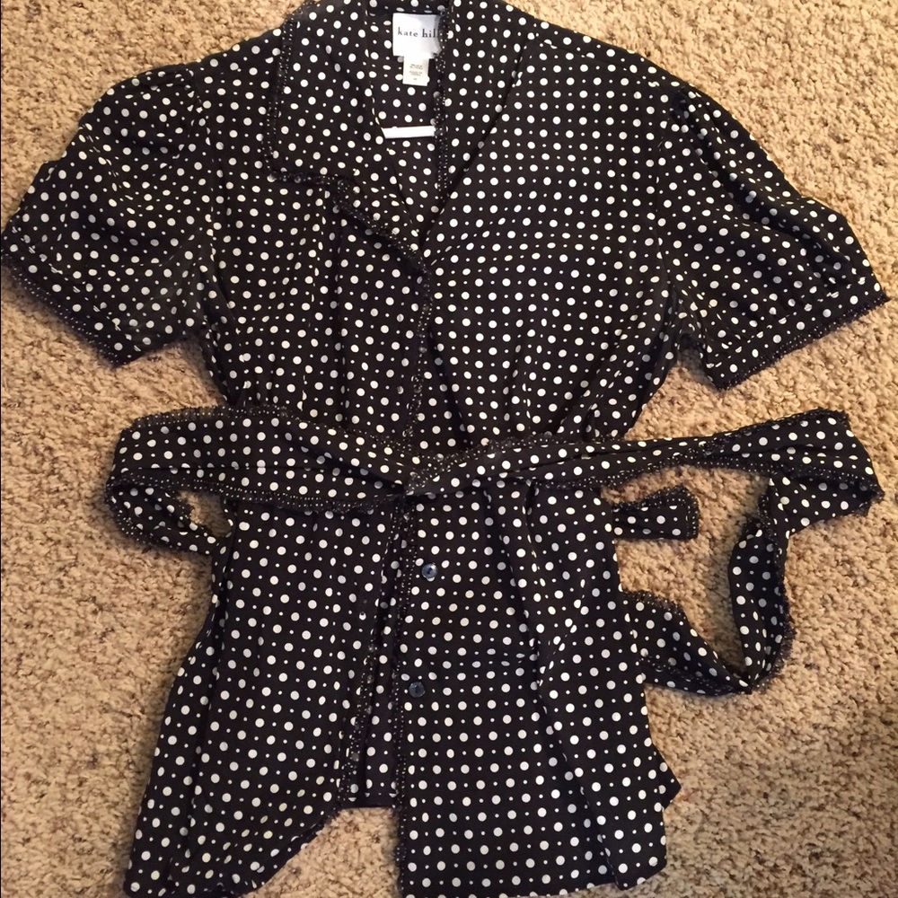 Light weight polka dot dress shirt w attached belt