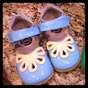 Livie & Luca light blue petals 13