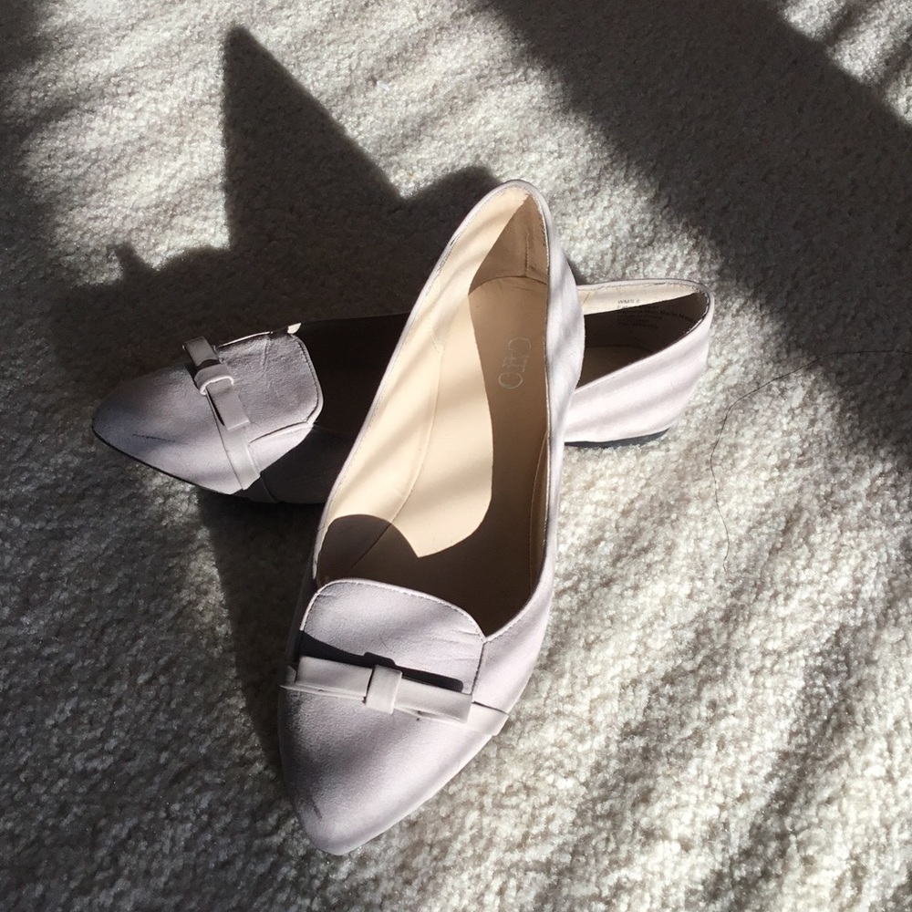 Adorable cream flat shoes