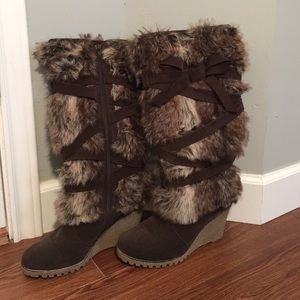 Wedge fur boots