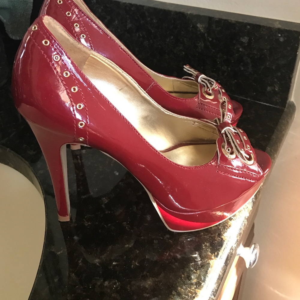 Final Sale.  Guess Pretty Red pumps