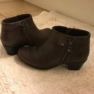 Brown clarks leather boot (bootie)