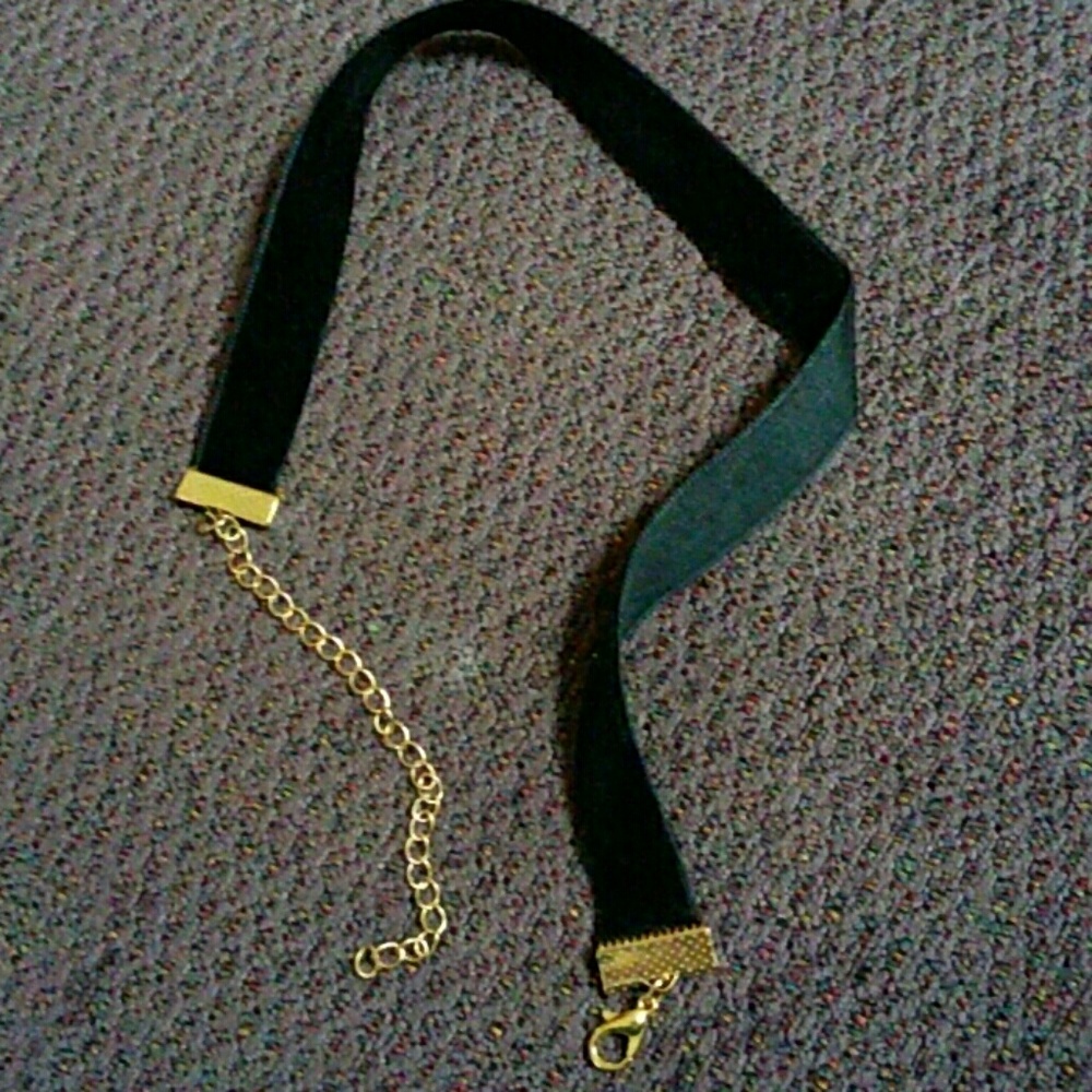 Black velvet choker