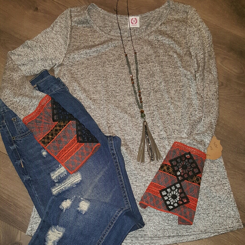 DETAILED CUFF LONG SLEEVE TOP
