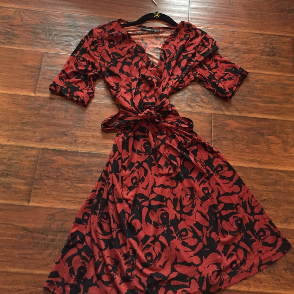 Beautiful wrap style dress with tie.