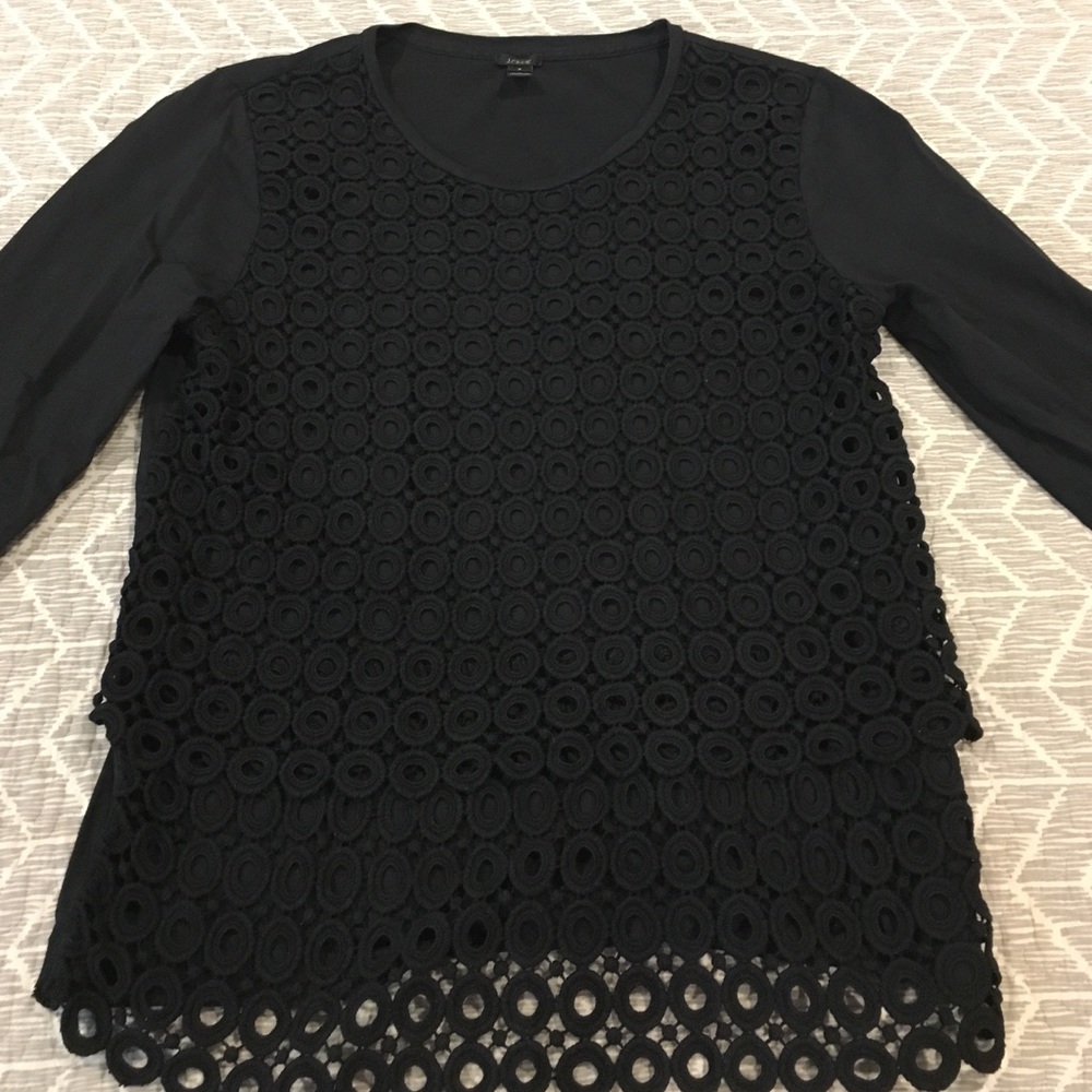 Casual, black three quarter sleeve top!