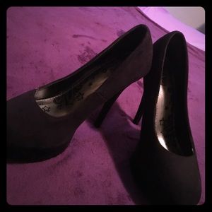Black suede platform pumps