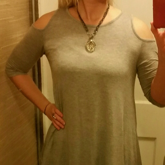 ☆SALE☆Cut Out Shoulder Swing Top in Heather Grey - Picture 3 of 3