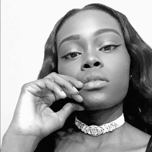 Meet your Posher, Estere